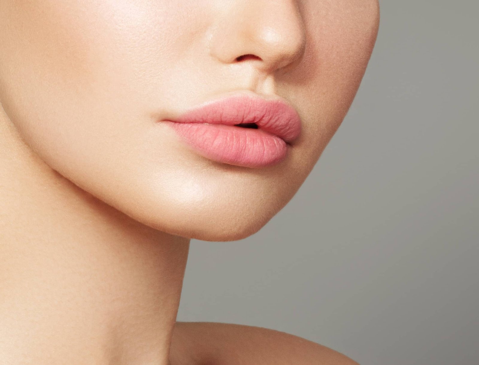 Gros plan sur les lèvres supérieures féminines avant ou après une épilation laser