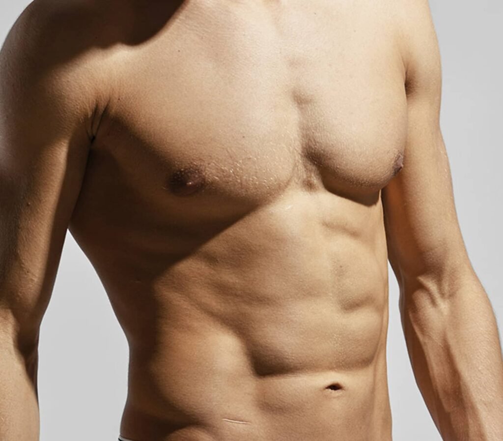Un homme avec un torse musclé, sans t-shirt, se tenant de profil. Sa silhouette montre des abdominaux bien définis et une peau bronzée. L'image se concentre sur le haut du corps, mettant en avant la forme physique, dans le contexte de l'epilation laser.