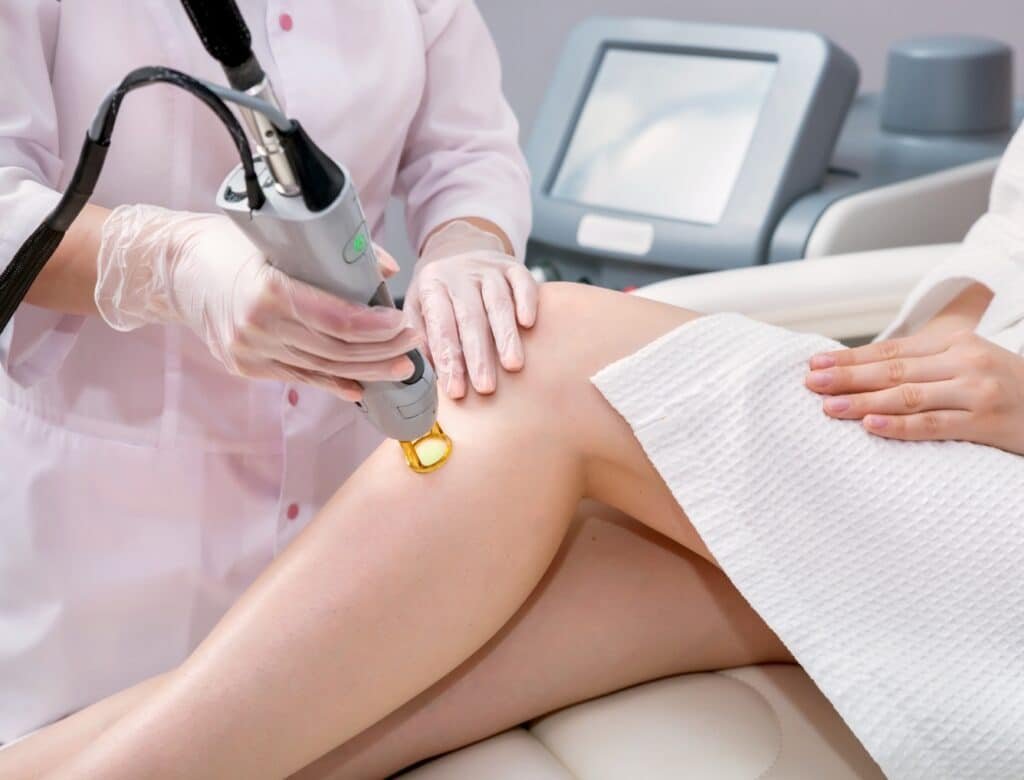 Épilation laser médicale à Paris réalisée par un médecin au Centre du Champ de Mars – traitement durable de la pilosité visage et corps.