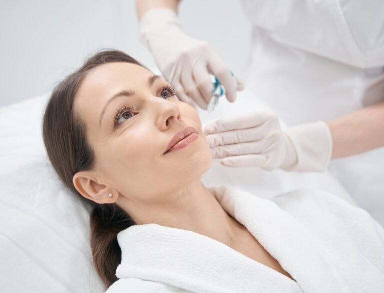 Injection de Skinbooster au niveau du visage pour améliorer l’hydratation et la qualité de la peau