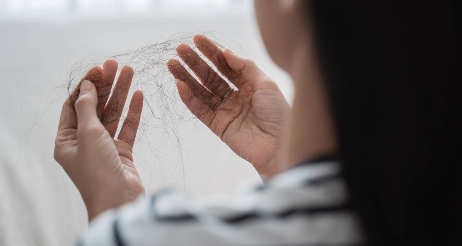 Je perd mes cheveux : comment ralentir leur chute ? | Centre du Champ de Mars | Paris