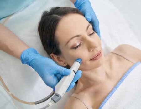 Hydrafacial Paris réalisé sur visage féminin pour nettoyer les pores et raviver l’éclat cutané