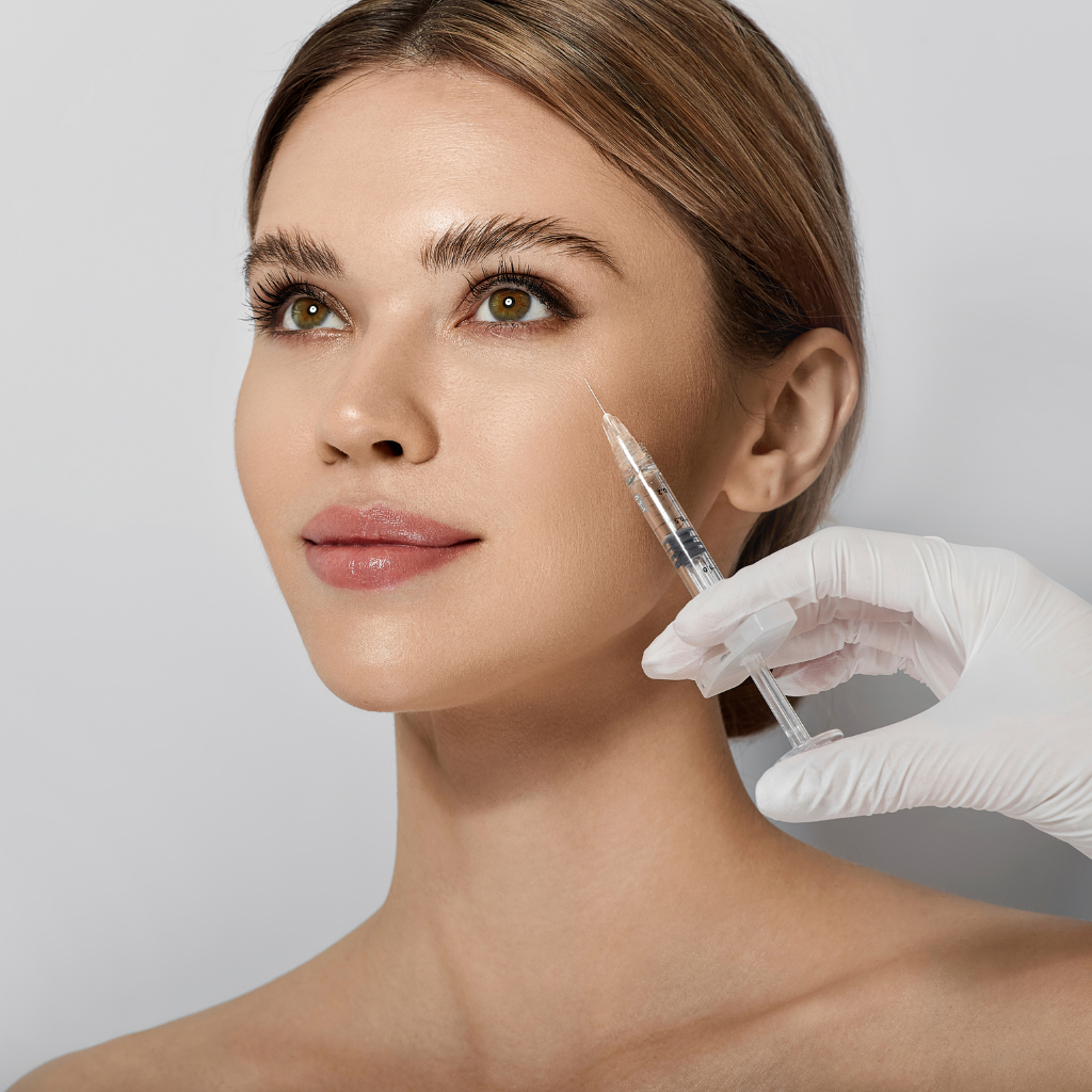 une femme qui reçois une injection skinbooster