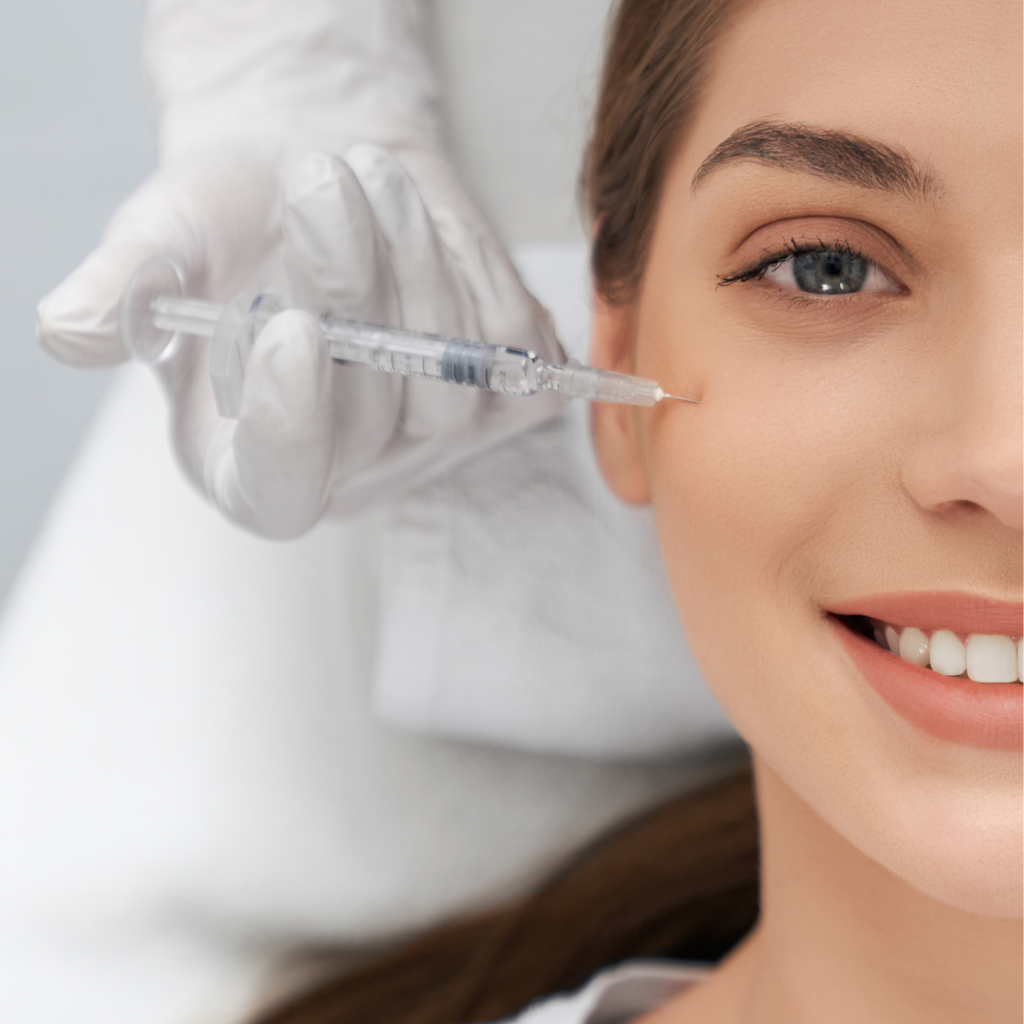 une femme qui reçois une injection skinbooster