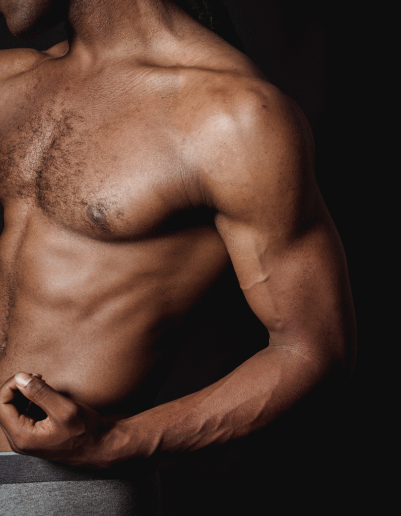 Torse homme musclé – poitrine et bras définis – soins esthétiques corps Paris Centre du Champ de Mars