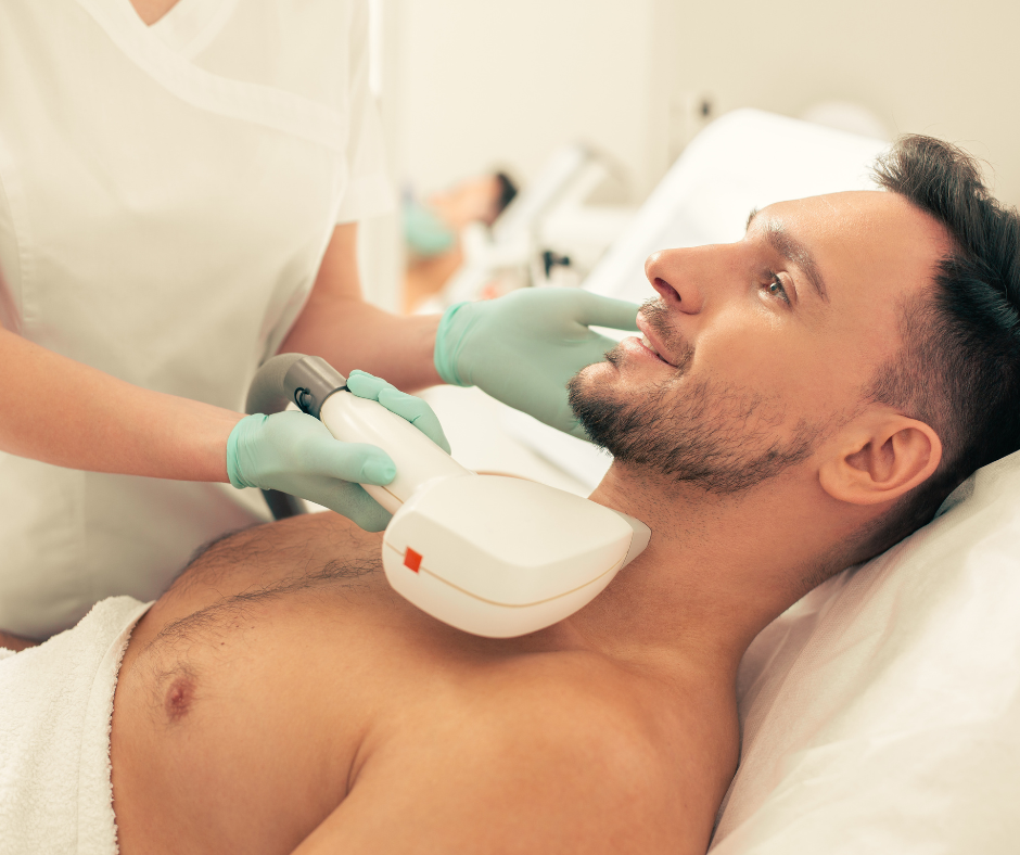 Homme allongé recevant une séance d’épilation laser de la barbe et du cou dans un cabinet esthétique, réalisé par un professionnel de santé avec un appareil spécialisé.