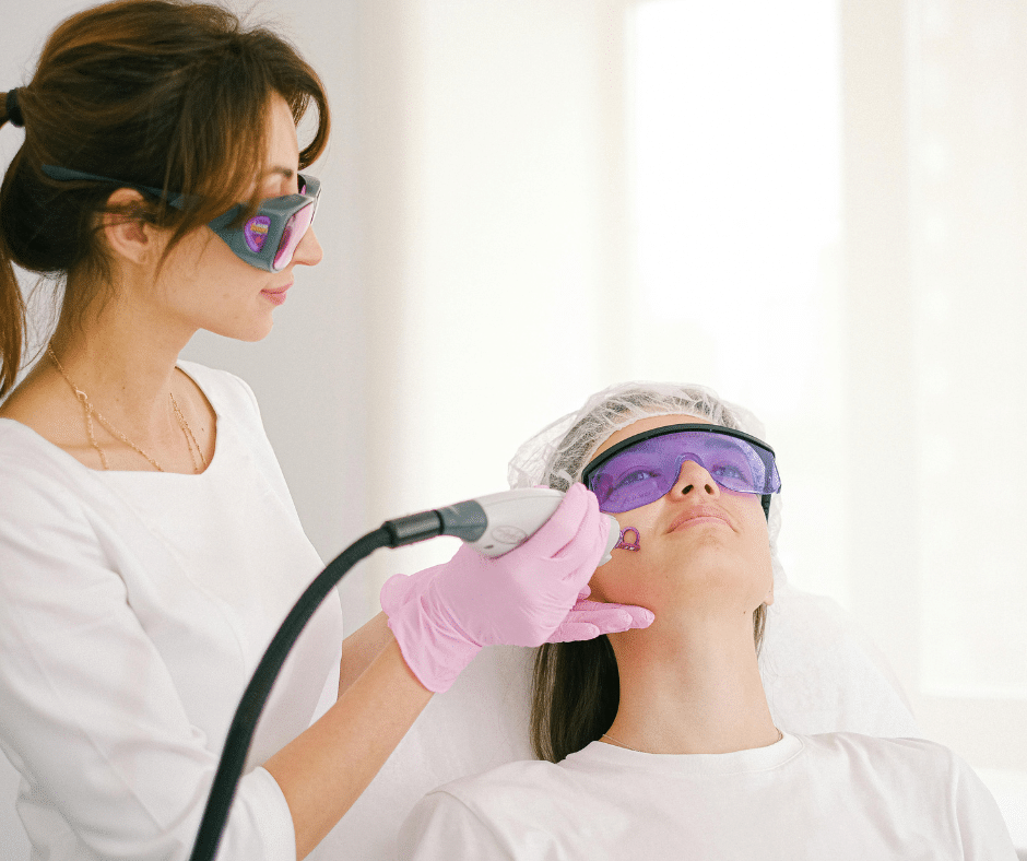 Esthéticienne réalisant une épilation laser du visage sur une patiente équipée de protections oculaires
