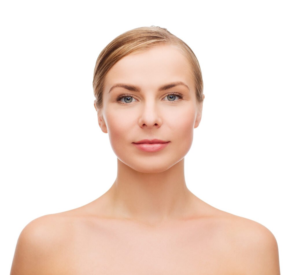 Portrait d’une femme avec une peau lisse et nette après traitement des grains de milium