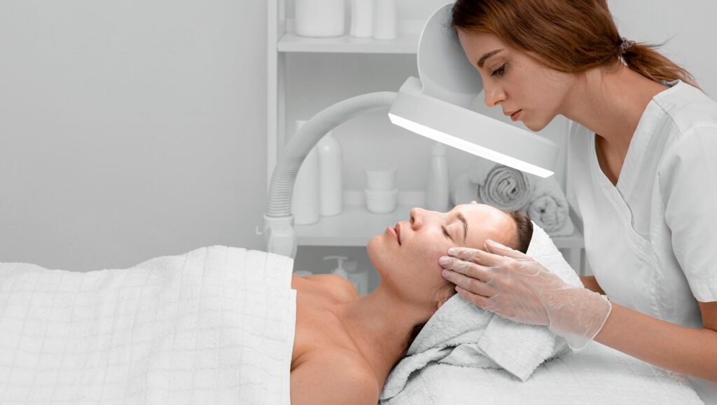 femme au salon de beaute pour le traitement du visage