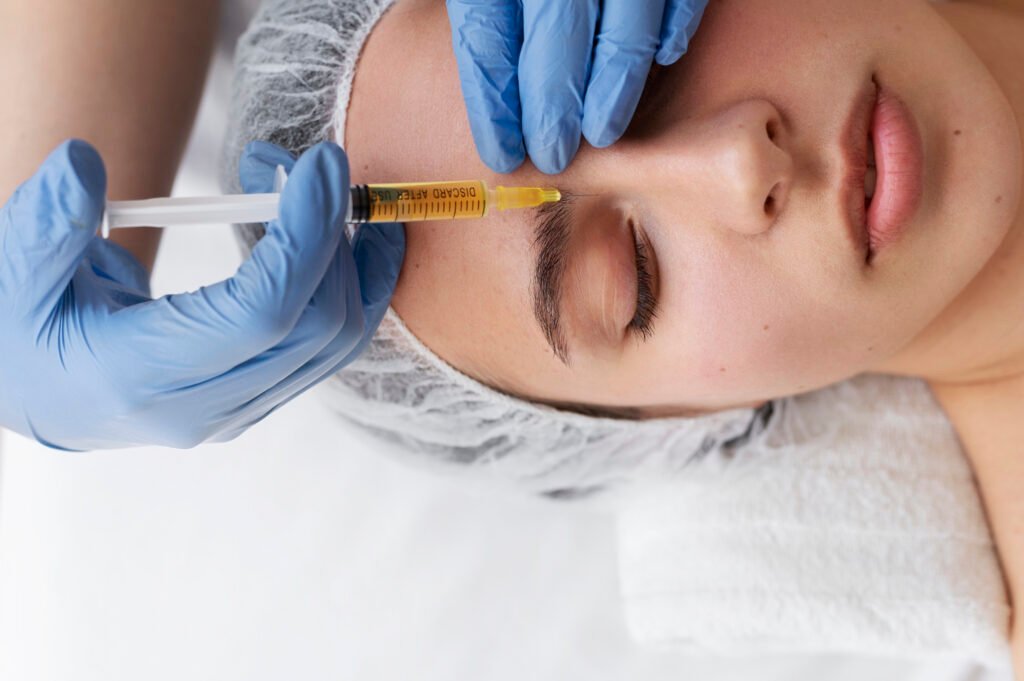 au dessus de la vue d une femme recevant un traitement prp pour le visage
