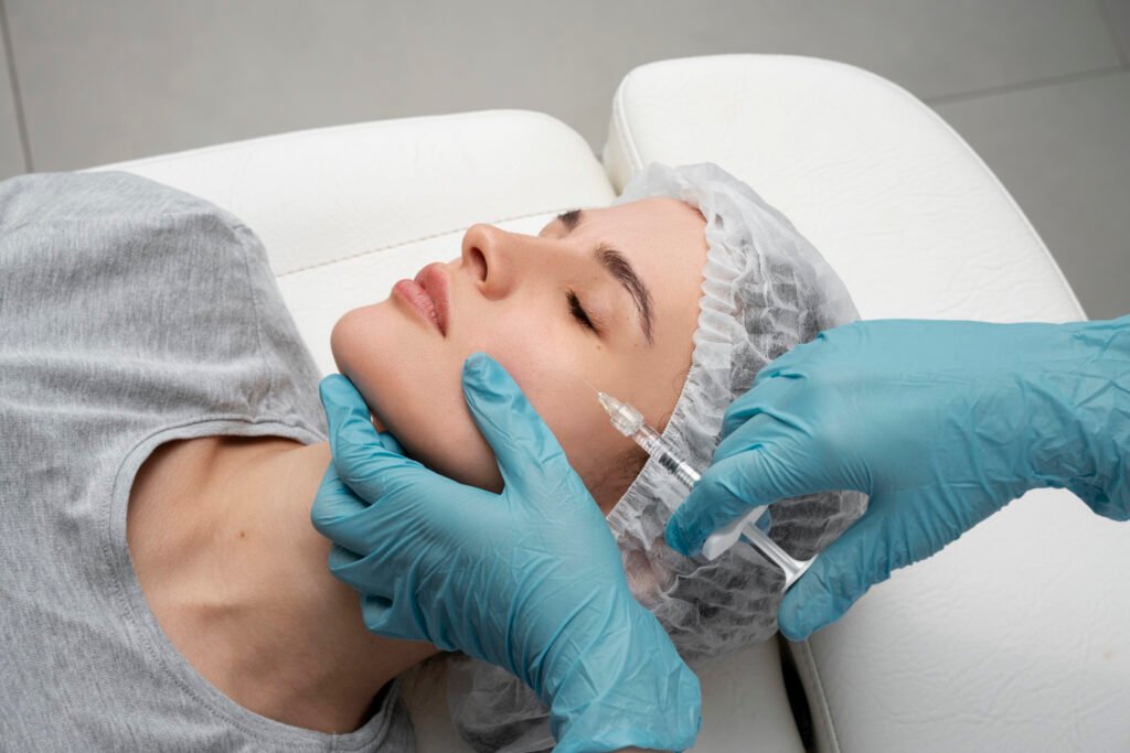 femme a angle eleve recevant une injection
