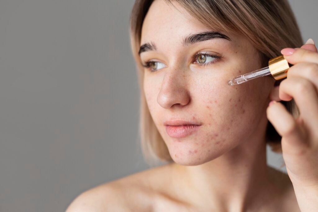 gros plan femme utilisation serum