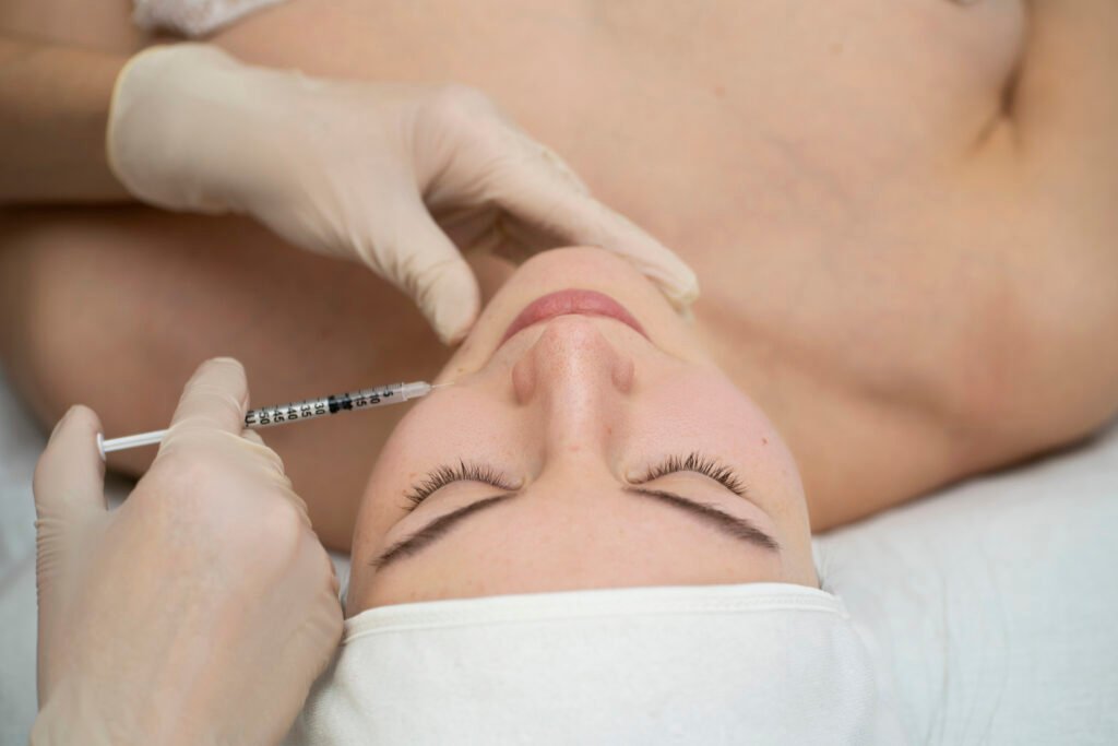 gros plan sur une femme pendant la procedure de remplissage des levres