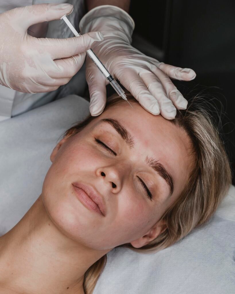 jeune femme recevant une injection de beaute