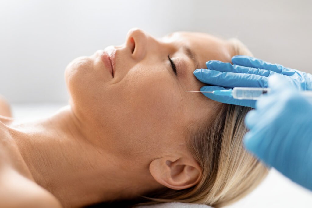 une femme d age moyen recoit une injection dans la zone des rides oculaires
