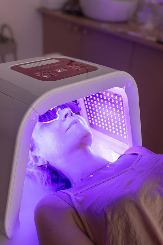 une jeune femme subissant une procedure de therapie par led chez un estheticien