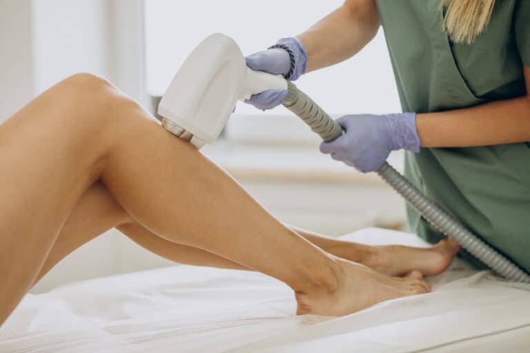 Séance d’épilation à la lumière pulsée (IPL) sur une zone corporelle en environnement médical