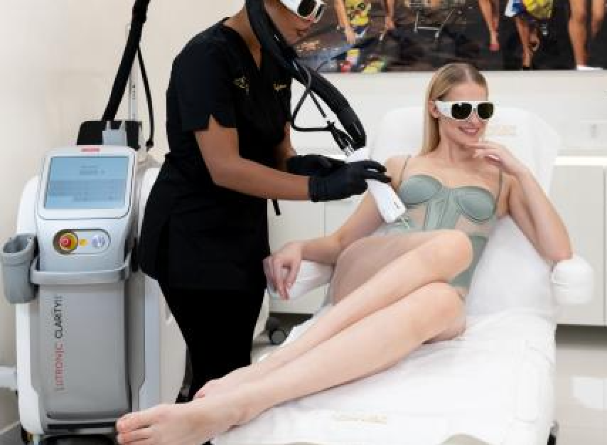 Épilation laser des jambes avec le laser Clarity II de Lutronic réalisée en centre médical à Paris.