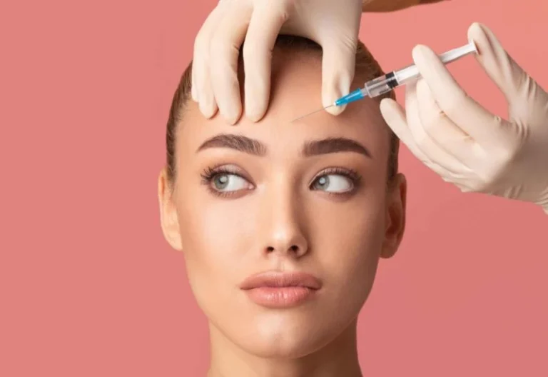 Injection de Botox sur le front d’une patiente en centre médical à Paris