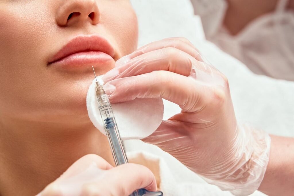 Injection lèvres acide hyaluronique par médecin à Paris – prévention des risques en médecine esthétique