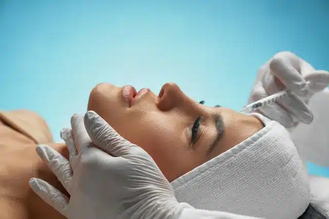 Injection de toxine botulique front par médecin à Paris – prévention des complications en médecine esthétique