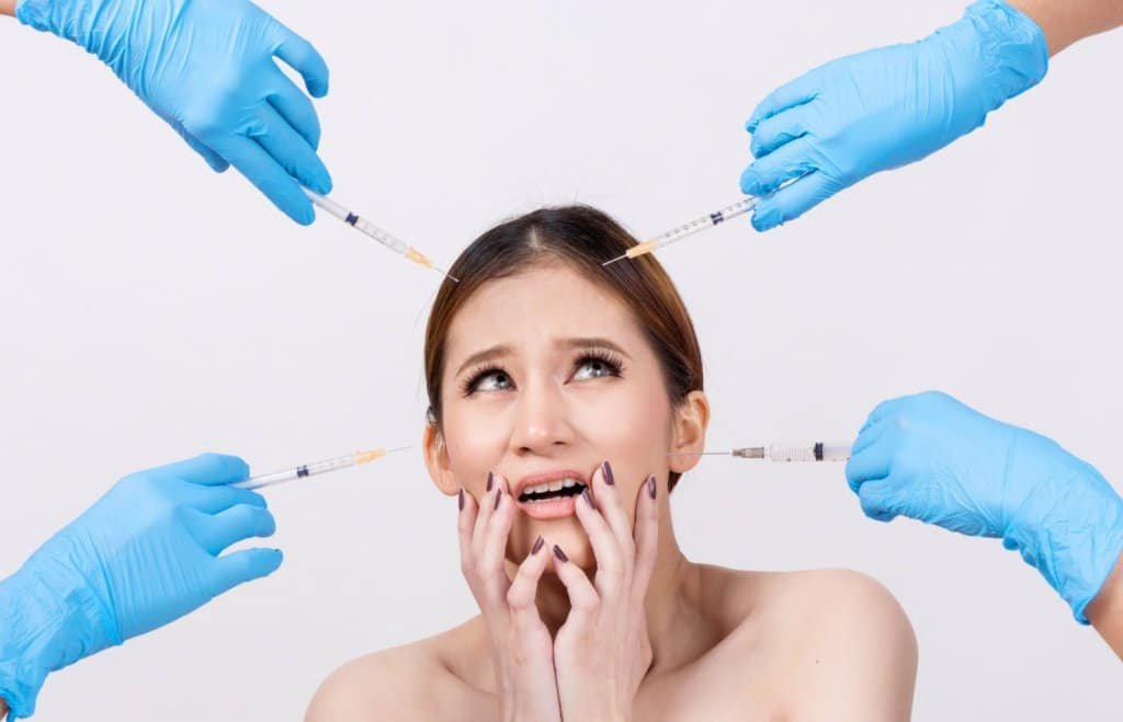 Injection d’acide hyaluronique visage par médecin à Paris – prévention des risques et complications