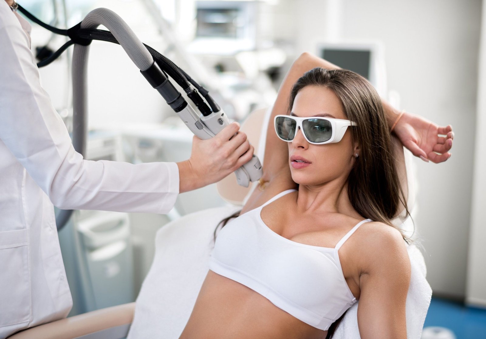 Épilation laser médicale des aisselles réalisée par un médecin au Centre du Champ de Mars à Paris, traitement sécurisé en cabinet esthétique.