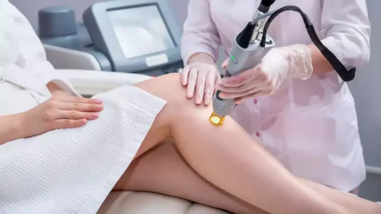 Épilation laser médicale des jambes réalisée par un médecin dans un centre esthétique à Paris, traitement sécurisé et personnalisé.